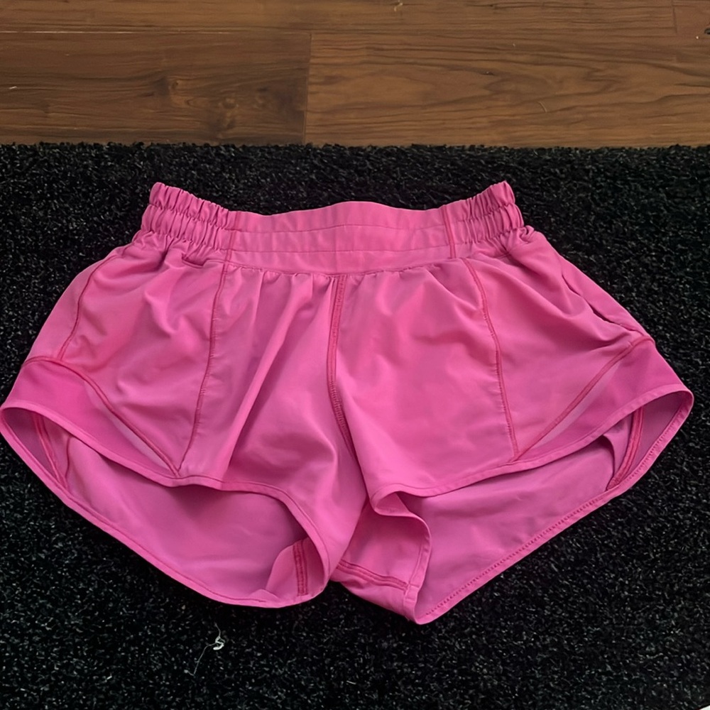 Lululemon hottie hots 2.5 inch size 2 sonic pink